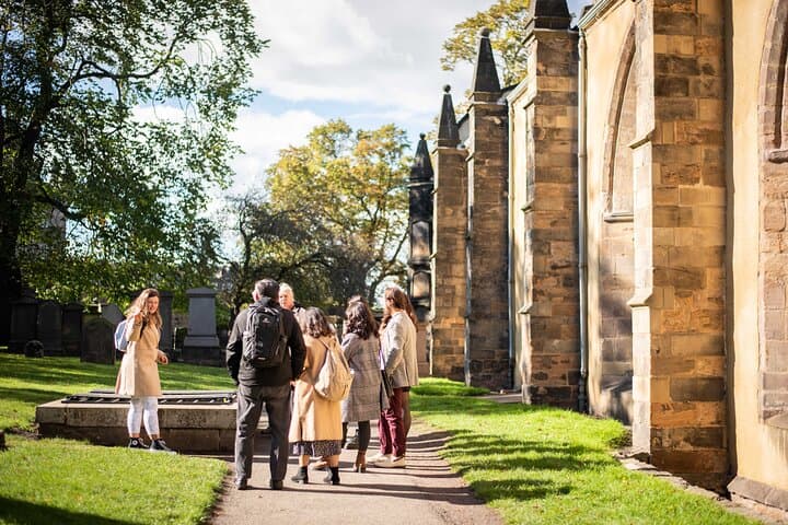 Edinburgh Old and New Towns Walking Tour with Whisky Tasting