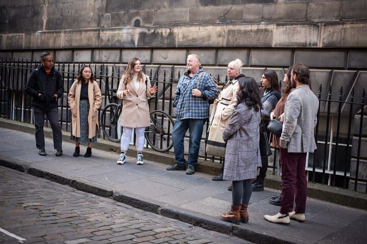 Edinburgh Old and New Towns Walking Tour with Whisky Tasting