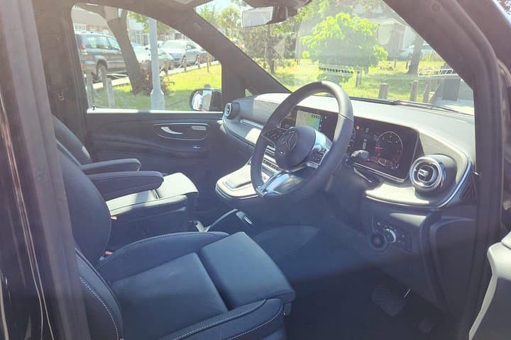 Business Class MPV interior/Wide Front