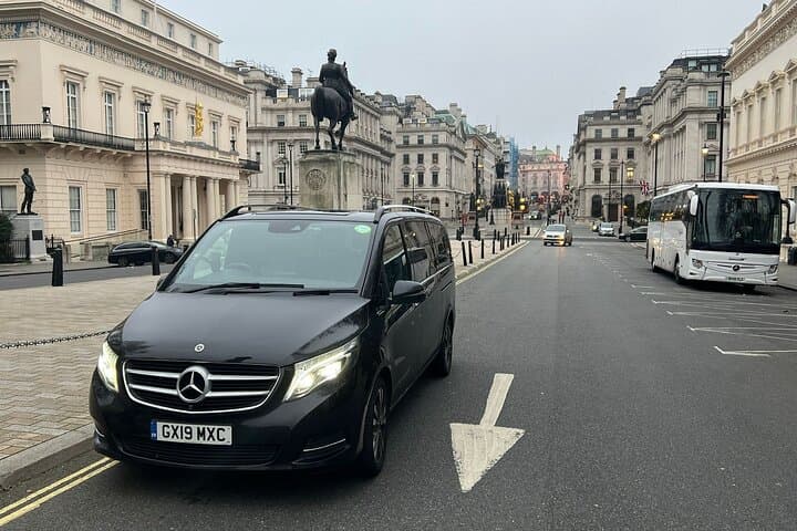 Full Day Private Trip to Stonehenge, Bath, and Cotswolds