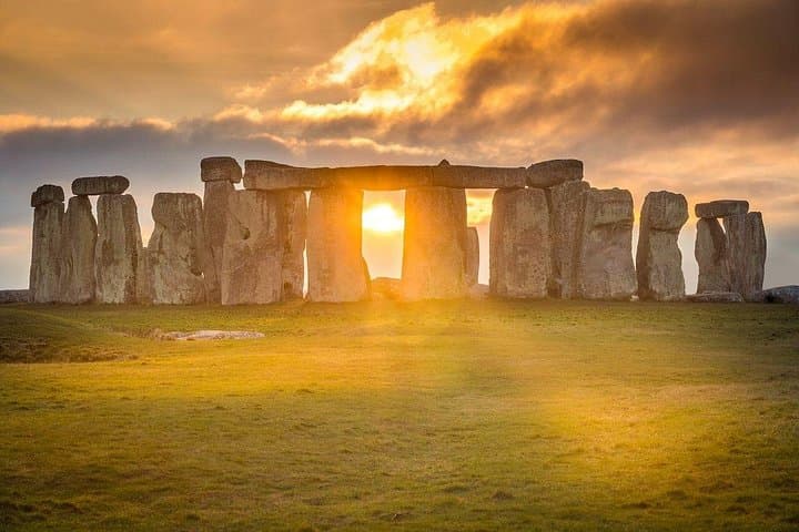 London or Heathrow To Stonehenge Return Private Transfer