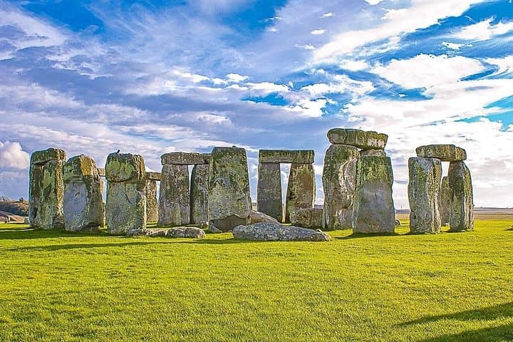 London or Heathrow To Stonehenge Return Private Transfer