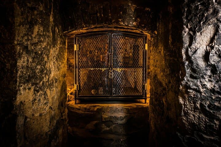 Luxury Whisky Tasting in Edinburgh's Underground Vaults | 90min