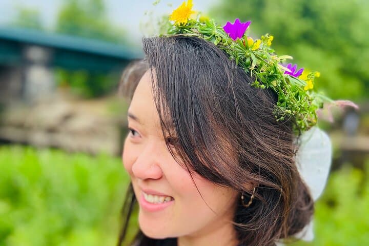 Di often makes pretty flower crowns for you from the plants you are learning about...