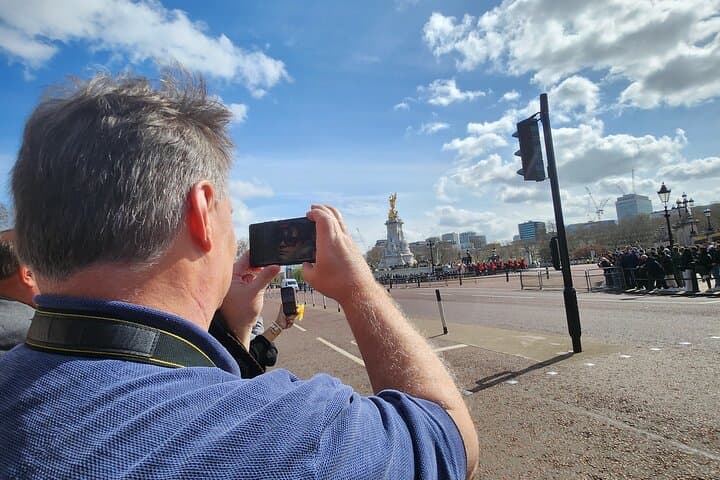 Exciting Half Day Walking Tour - See All London Sites
