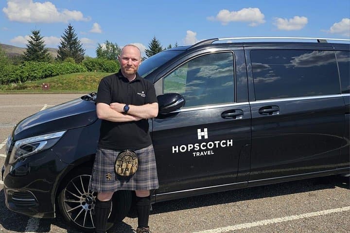 Edinburgh: Privately Guided Day Tour of Edinburgh in Luxury MPV