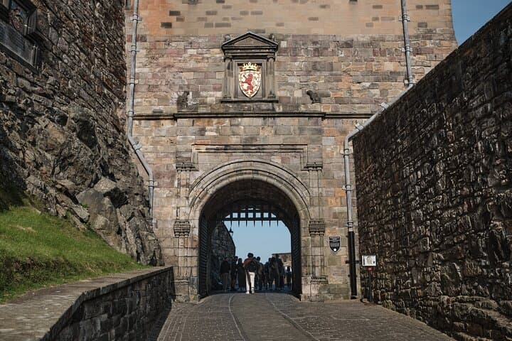 Edinburgh Castle Guided Walking Tour & Holyrood Palace Ticket