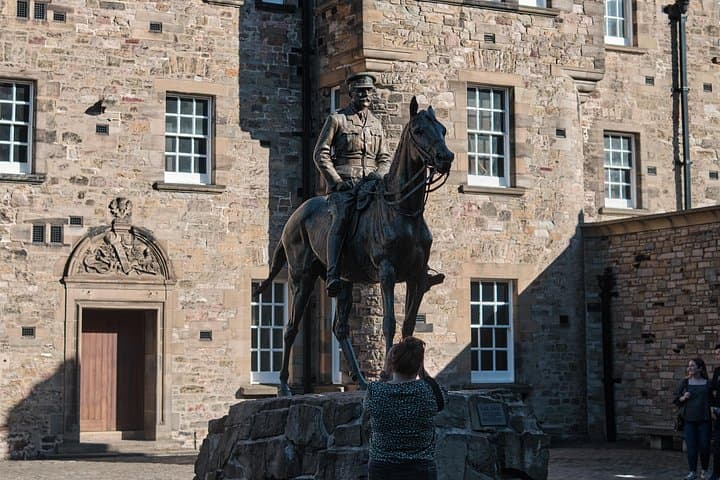Edinburgh Castle Guided Walking Tour & Holyrood Palace Ticket
