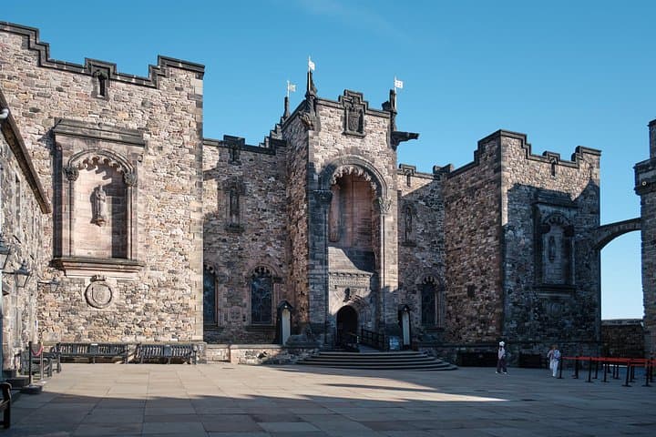 Edinburgh Castle Guided Walking Tour & Holyrood Palace Ticket