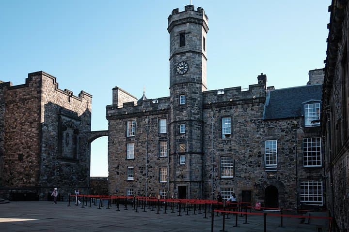 Edinburgh Castle Guided Walking Tour & Holyrood Palace Ticket