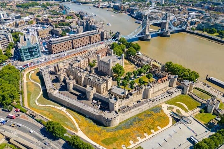 Tower of London and Crown Jewels private guided tour