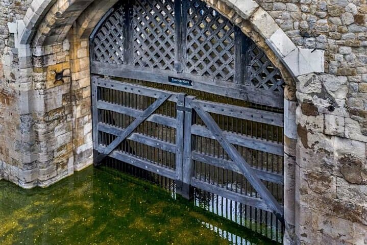 Tower of London and Crown Jewels private guided tour