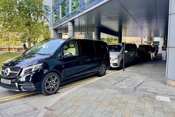 Chauffeur Limo Service From Heathrow Airport to London any Hotels