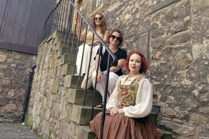 Charlotte and visitors in Bakehouse close, steps to "Jamie's printshop" in Outlander