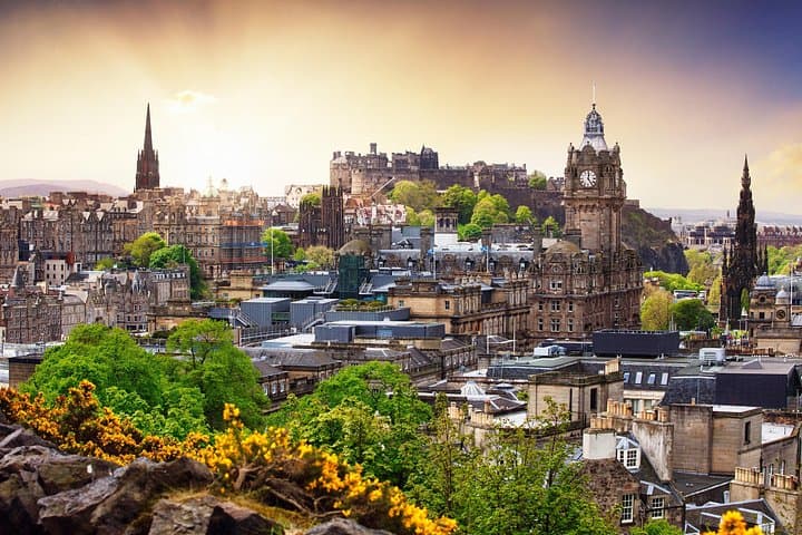 Edinburgh Food Tour with 5 Authentic Tastings & Local Scotch