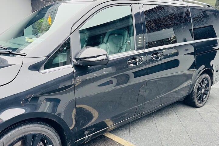 Northern Ireland Tour with Transfer by VIP Mercedes V-Class