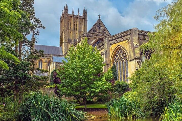 Leeds Castle, Canterbury Cathedral, & Dover Tour from London