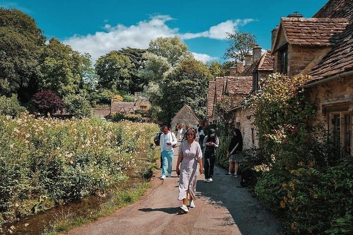 Stroll through the storybook charm of Arlington Row, where honey-coloured cottages and peaceful lanes invite you to step back in time