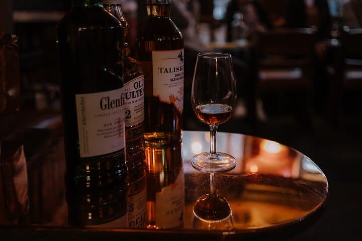 Edinburgh: Whisky Tasting with Storytelling in a Historic Pub