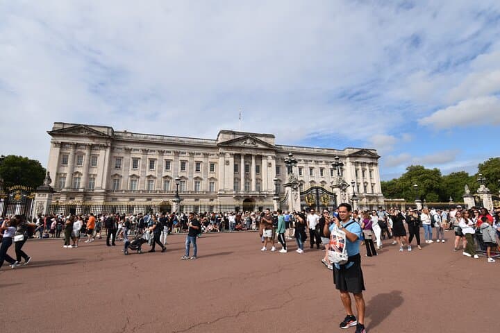See sites such as Buckingham Palace.