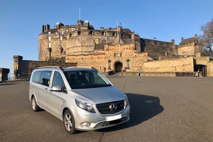 Castle, Royal Mile, and Holyroodhouse Day Tour in Edinburgh