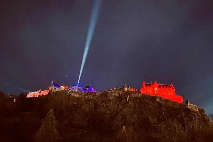 Castle, Royal Mile, and Holyroodhouse Day Tour in Edinburgh