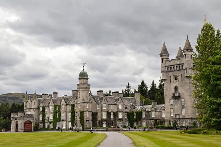 Aberdeen Private Tour: Balmoral Castle and Scenic Wonders