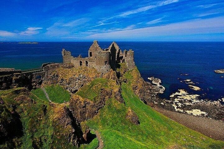 Giant’s Causeway Tour from Belfast with Castles & Dark Hedges