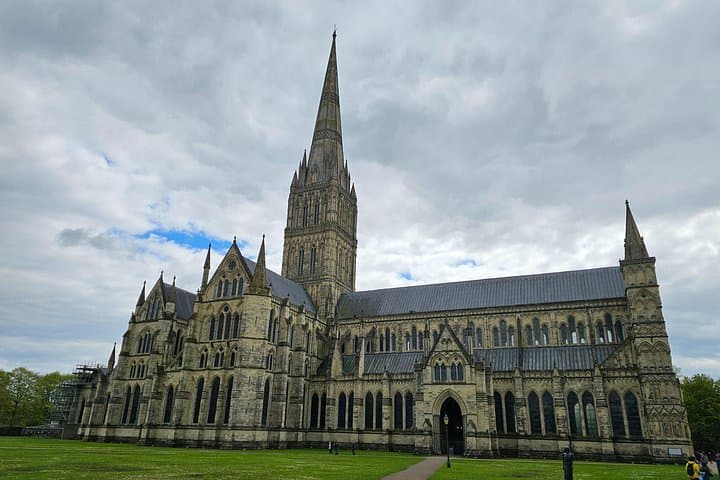 Luxury Sightseeing Southampton Cruise to Salisbury and Stonehenge