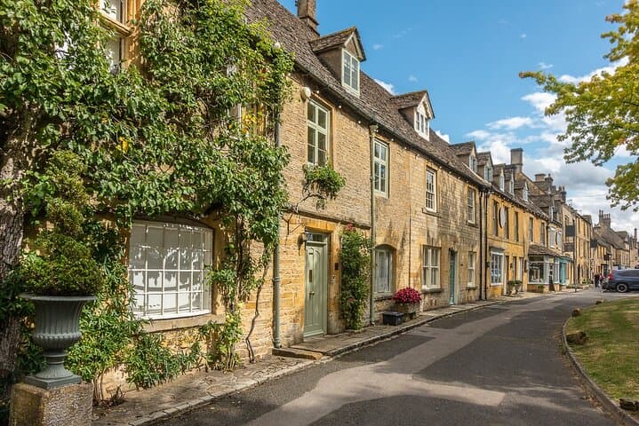 Wander through Oxford’s charming cobbled streets with your private guide.