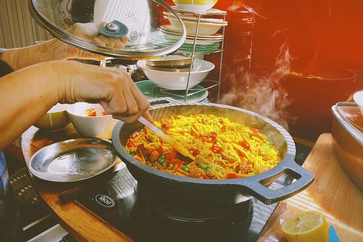 Private Spanish Cooking Class in London on a Houseboat