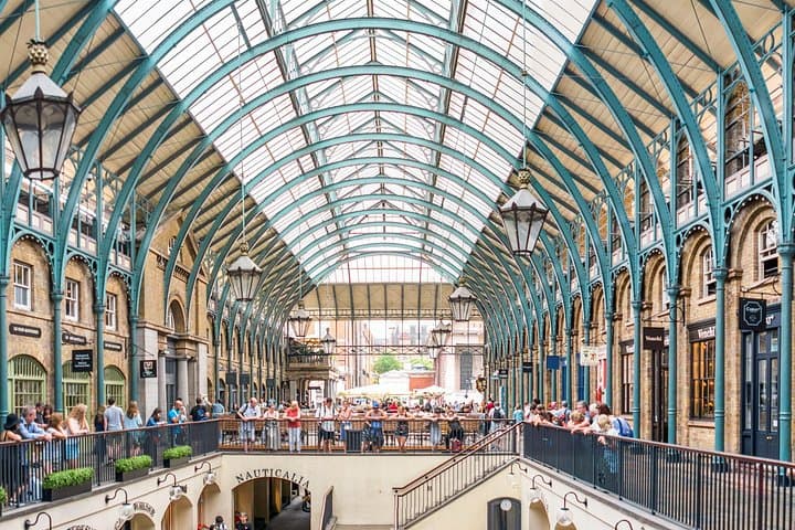 Feel the magic of Covent Garden — where art, music, and London’s vibrant soul meet. Enjoy its street performances, boutique shops, and timeless charm from the comfort of your private tour.