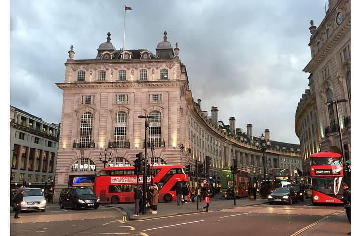 Feel London’s heartbeat at Piccadilly Circus — where lights, laughter, and energy never stop. Experience the city’s vibrant soul on our private tour.