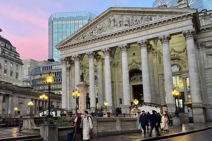 Fashion History Walking Tour in London
