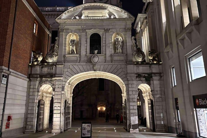 Why were heads of executed criminals dispalyed on this City gate?