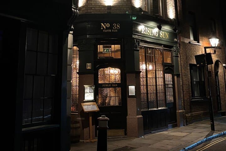 What links this pub to grave robbers?