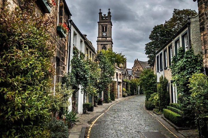 Edinburgh Private Walking Tour with a Local