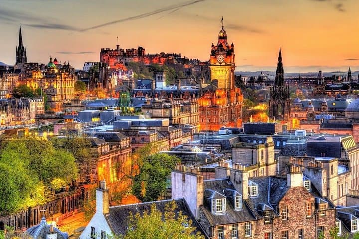 Edinburgh Private Walking Tour with a Local