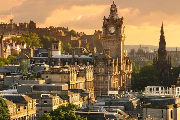 Edinburgh Private Walking Tour with a Local