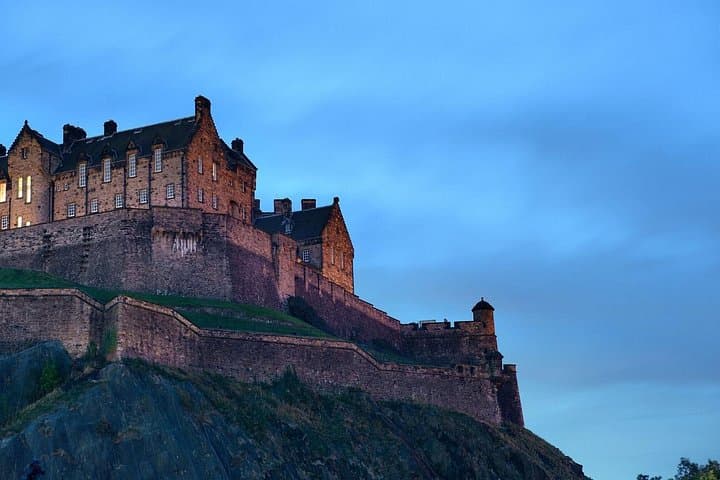 Edinburgh Private Walking Tour with a Local