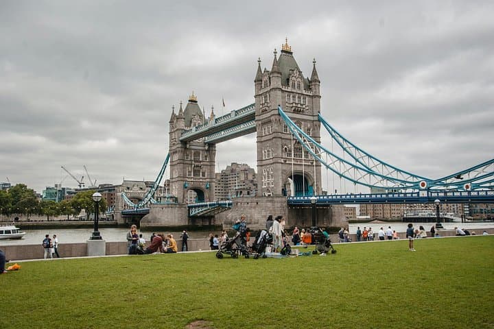 Best of London: Guard Change & River Thames with optional Tower