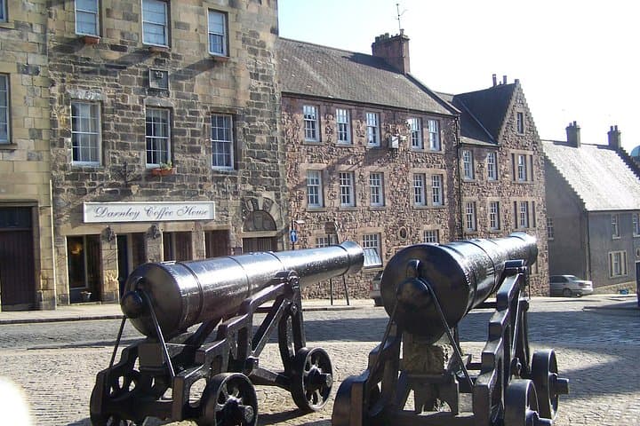 combine a historic walking tour with an exclusive whisky tasting session