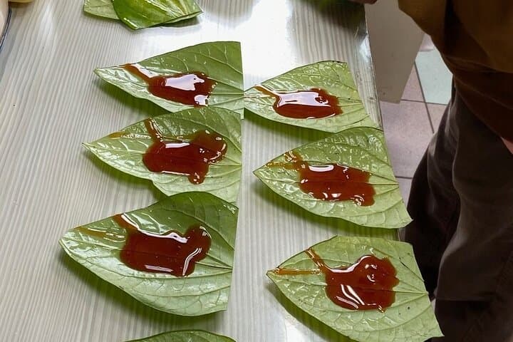 Watch fresh paan being crafted the traditional way — a feast for the senses.