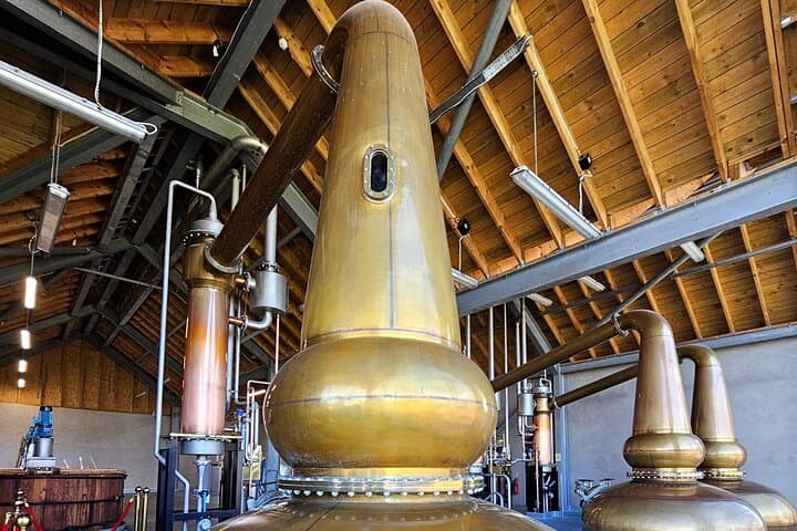 Edinburgh: Lindores Distillery & Falkland Palace Private Day Tour