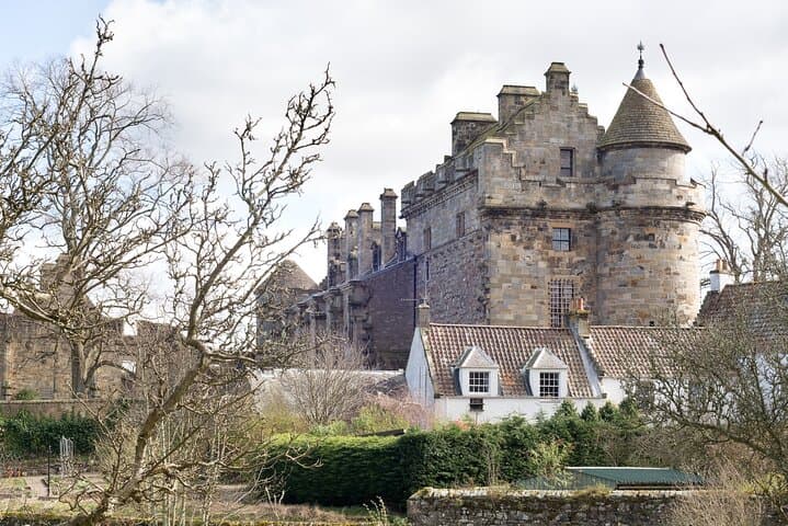Edinburgh: Lindores Distillery & Falkland Palace Private Day Tour