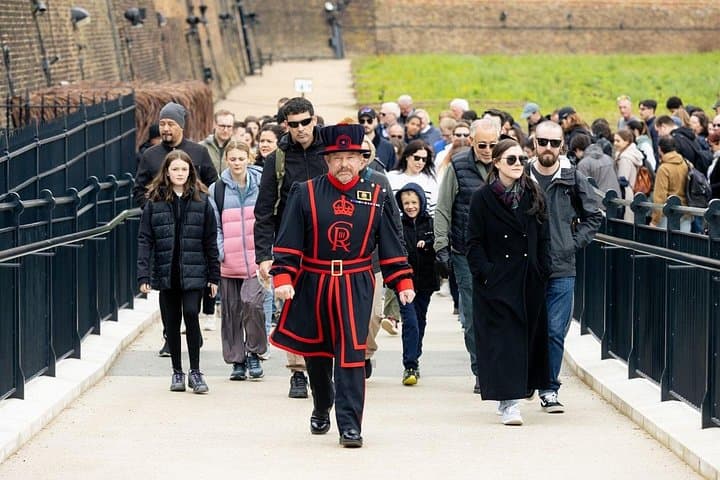 Tower of London & Crown Jewels Tour with Beefeater Meet & Greet