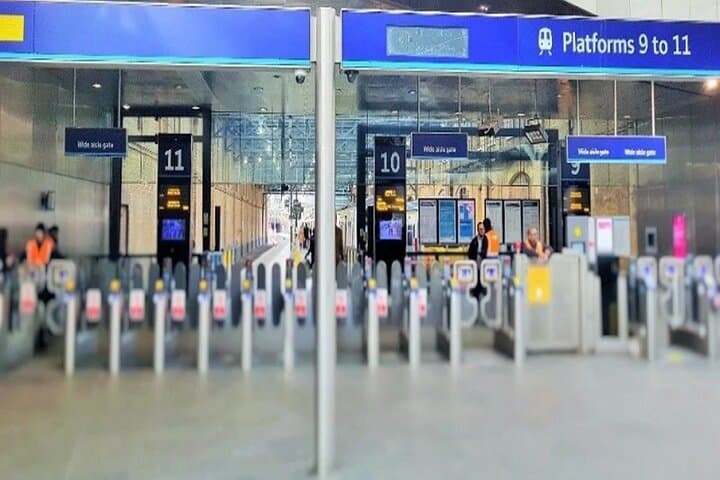 The ticket gate line for platforms 9 to 11 is at the north end of the main concourse.