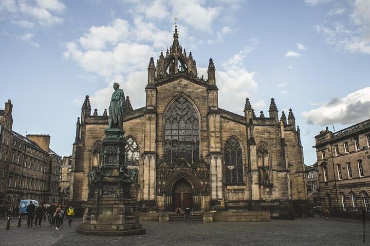 Saint-Gilles Cathedral: The Gothic jewel and religious heart of the Royal Mile.