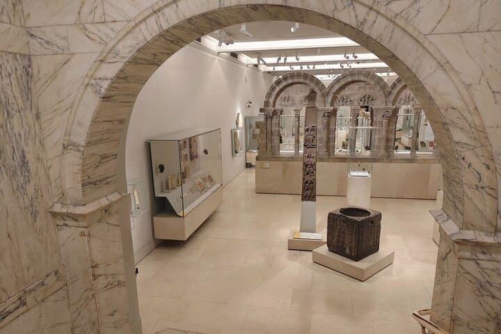 Victoria and Albert Museum Private Tour with Art Specialist