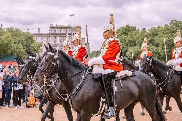 Changing of the Guard Walking Tour in London at Buckingham Palace